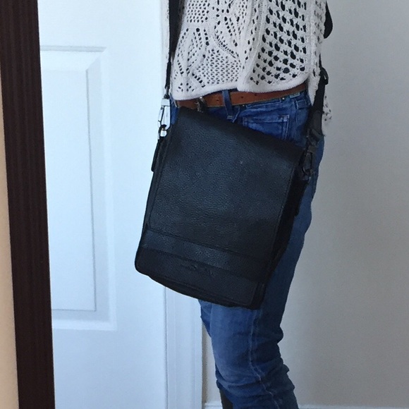 Kenneth Cole Handbags - 💼 Unisex Kenneth Cole Messenger Bag 💼
